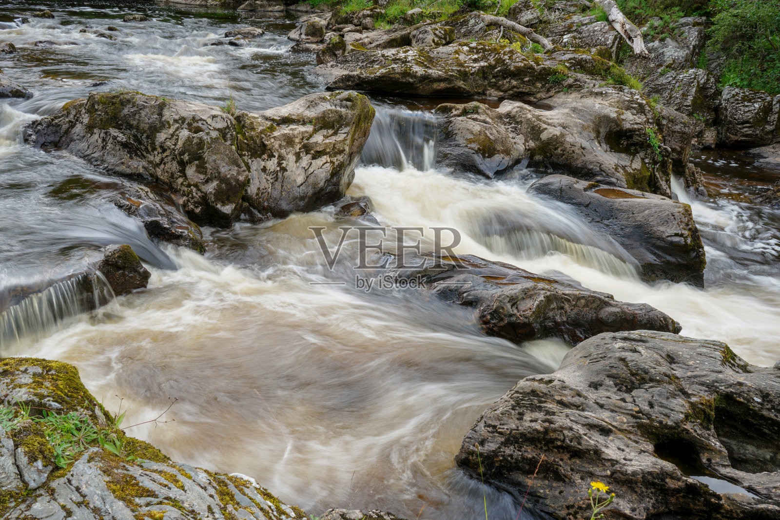 水从苏格兰的岩石上流过照片摄影图片
