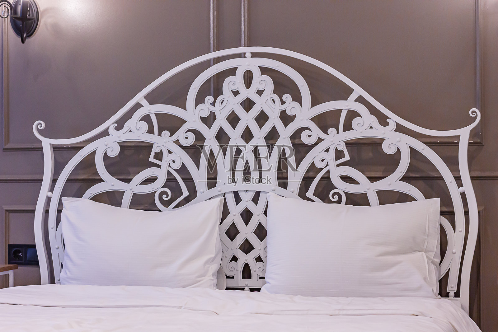 浪漫主义风格的卧室里的白色金属铁床照片摄影图片