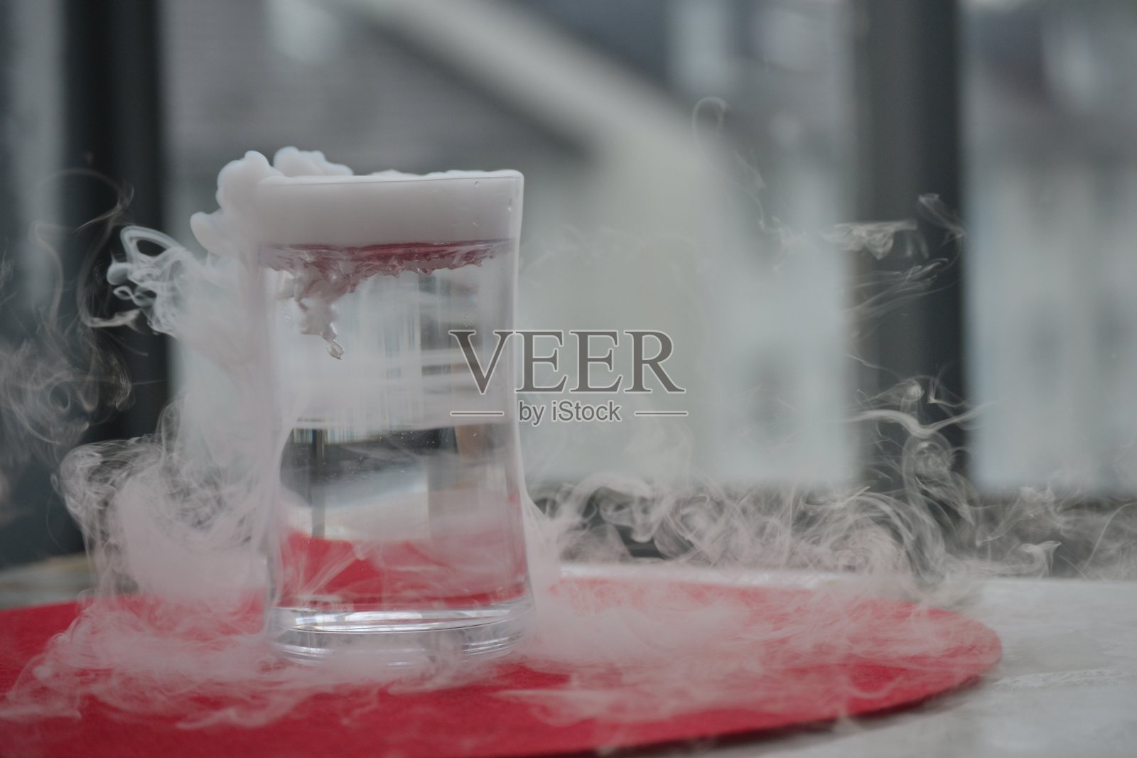 二氧化碳比玻璃上可见的空气重照片摄影图片