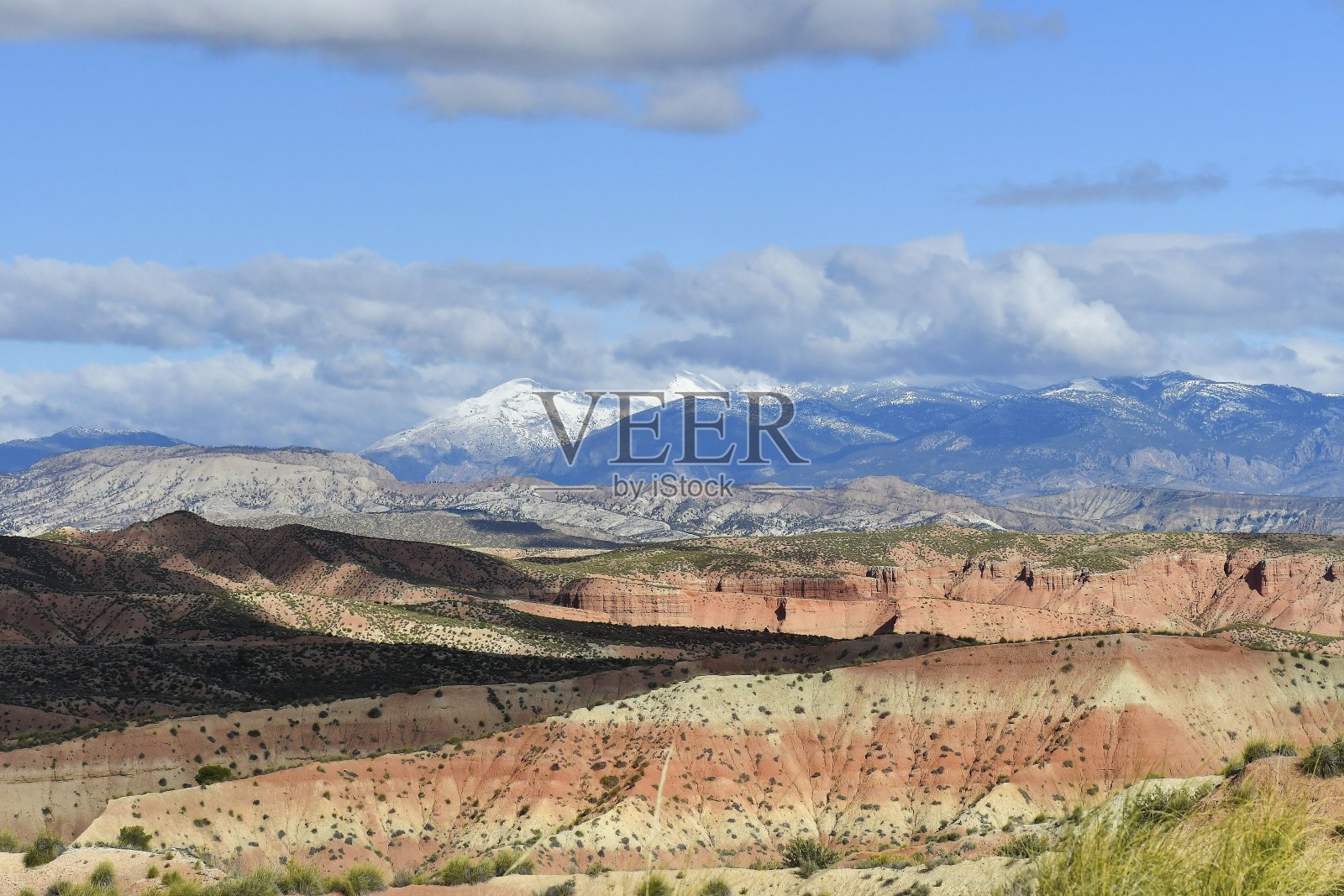 空旷的沙漠景观,开阔的高原和悬崖地带。照片摄影图片