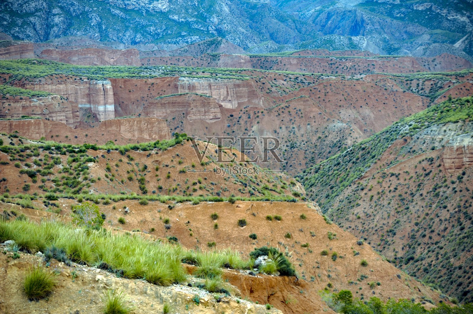 空旷的沙漠景观,开阔的高原和悬崖地带。照片摄影图片