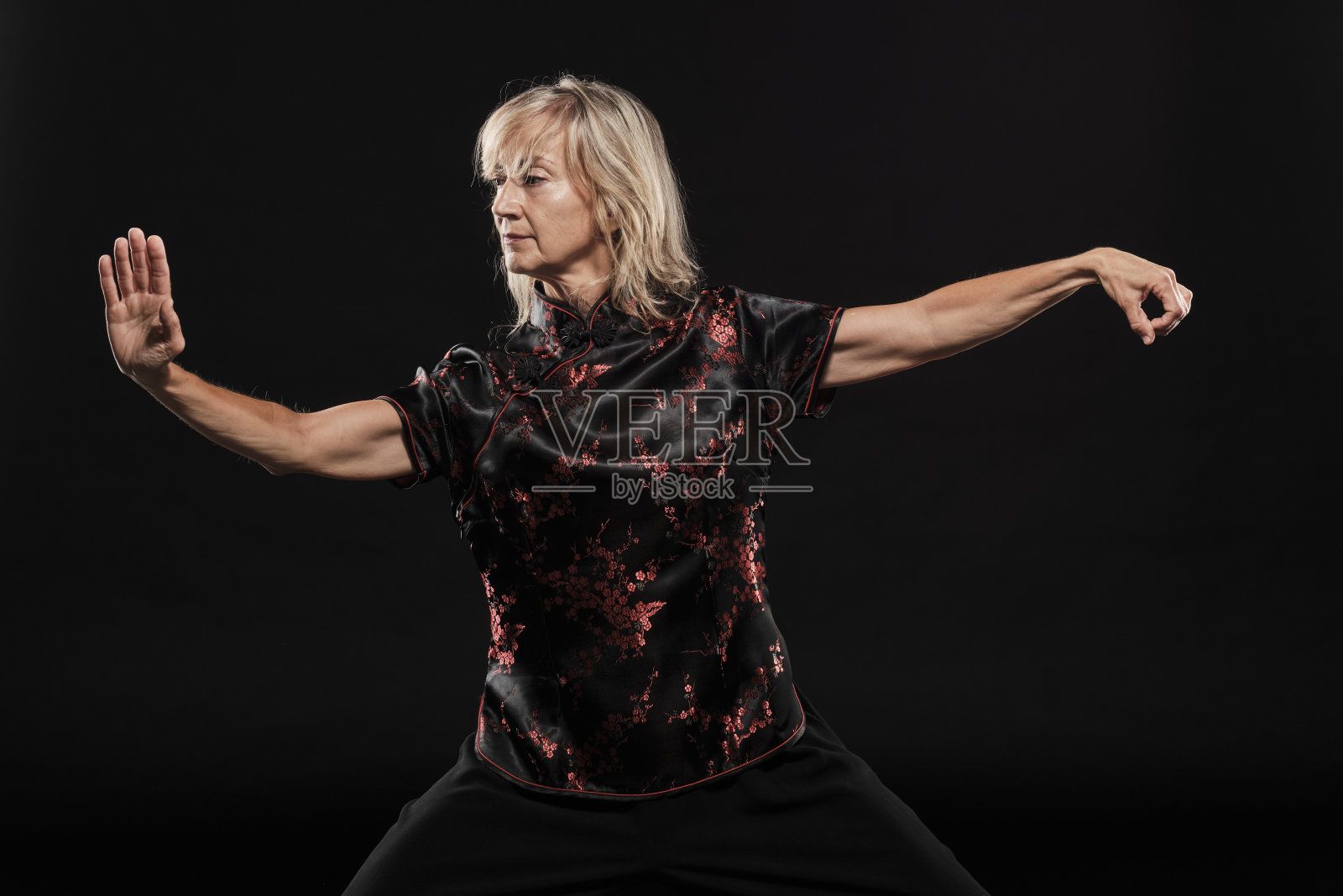 成熟的金发女人练习太极照片摄影图片