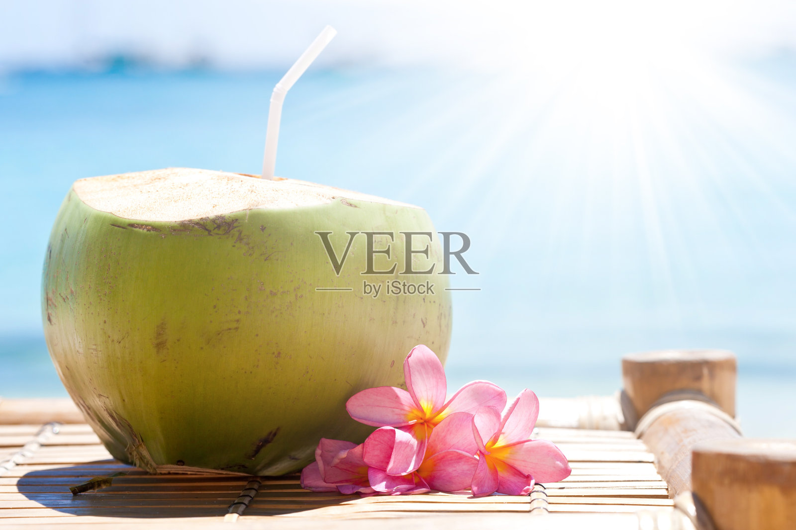 白色沙滩上的热带新鲜鸡尾酒照片摄影图片