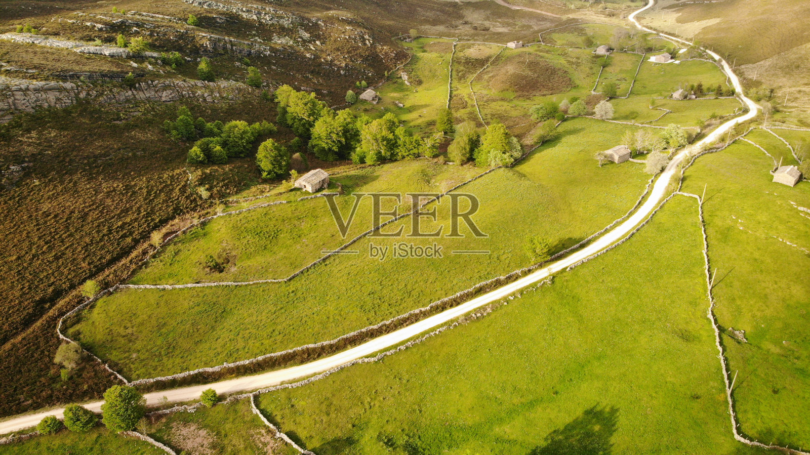 无人机拍摄的西班牙北部的帕西加山脉照片摄影图片