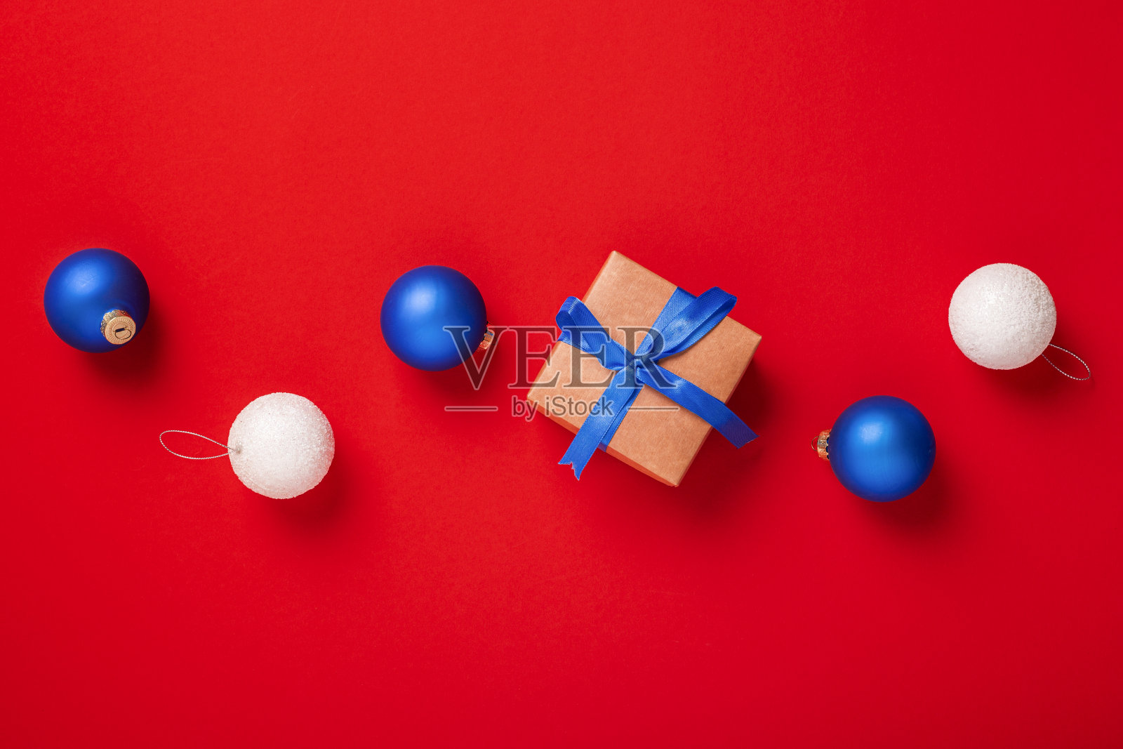 礼物和玩具放在红色的背景上。俯视图,平躺照片摄影图片