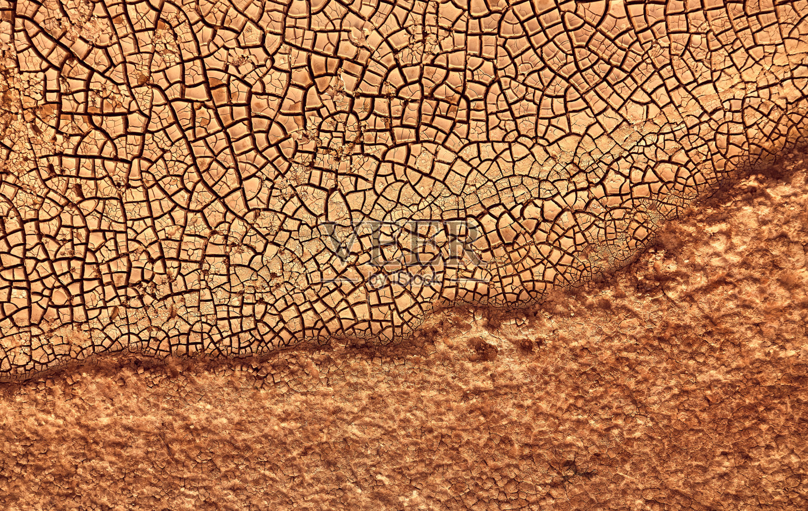 沙漠。鸟瞰地面上一道美丽的裂缝。质地,深裂。炎热和干旱的影响。全球变暖的影响。裂缝的沙漠景观照片摄影图片