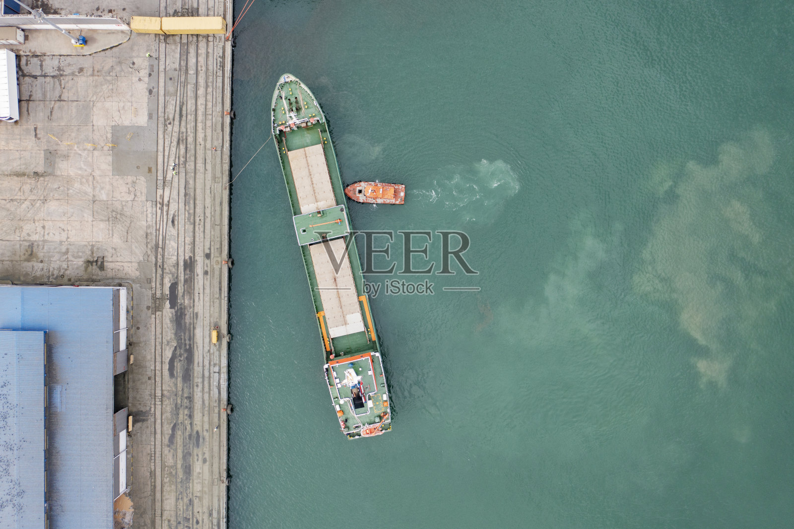 货船拖着拖船近港鸟瞰图。照片摄影图片