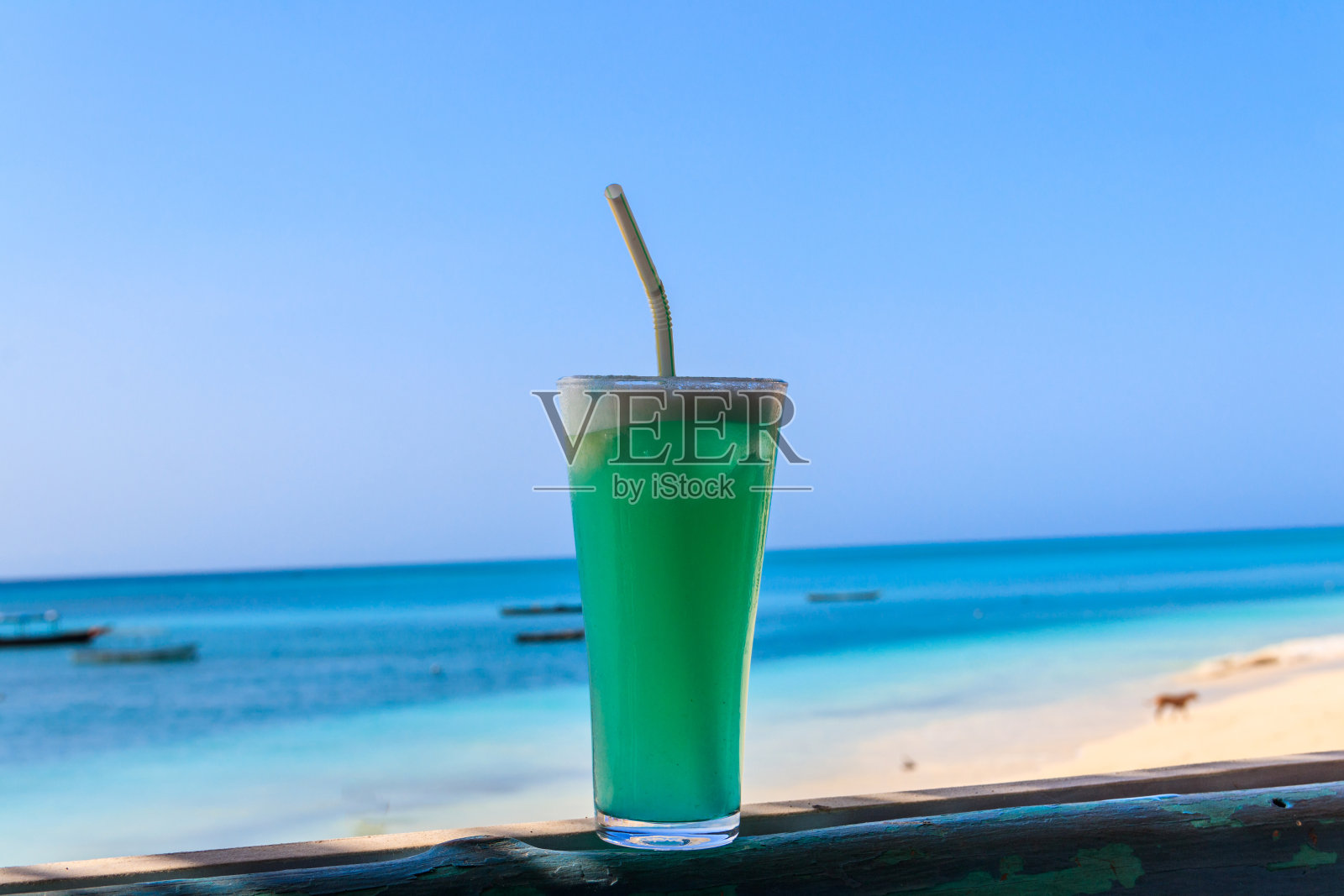 海边的蓝色夏威夷鸡尾酒照片摄影图片