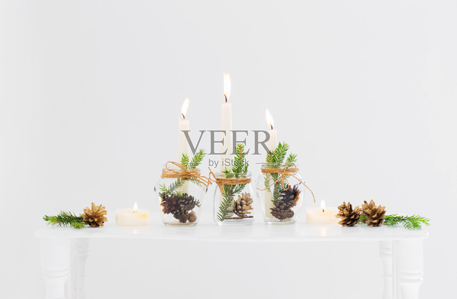 家庭圣诞节装饰与燃烧的蜡烛在白色的内部照片摄影图片