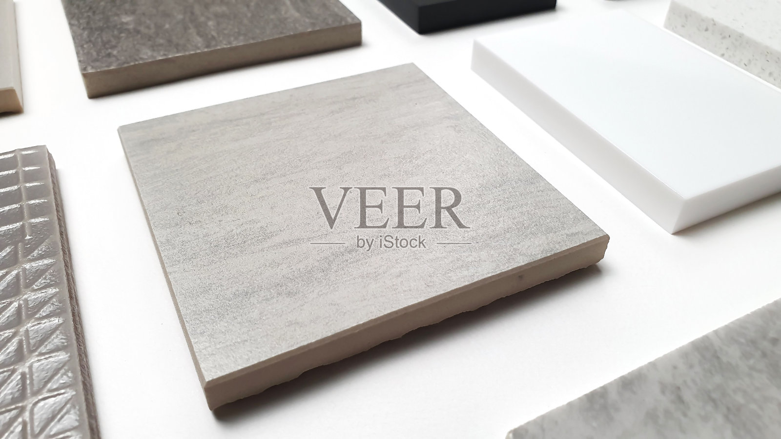 室内石材样品包括混凝土砖、石英石、人造石、图文砖。透视图室内选择材料的情绪板。室内材料显示。照片摄影图片