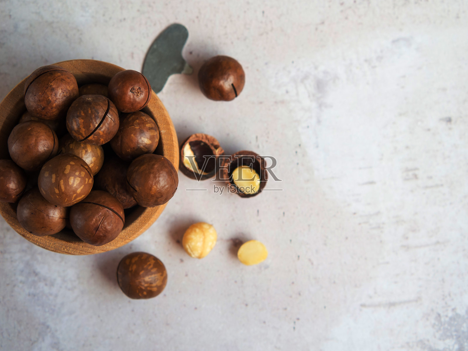 木碗里的天然有机澳洲坚果照片摄影图片