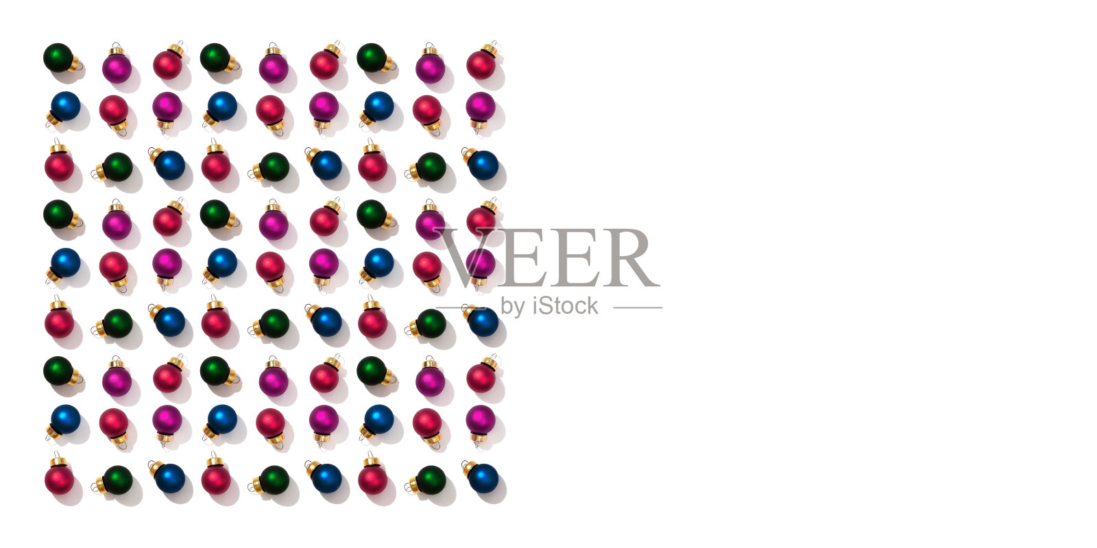 圣诞或新年假期的贺卡或请柬。图案与闪亮的球孤立在白色照片摄影图片