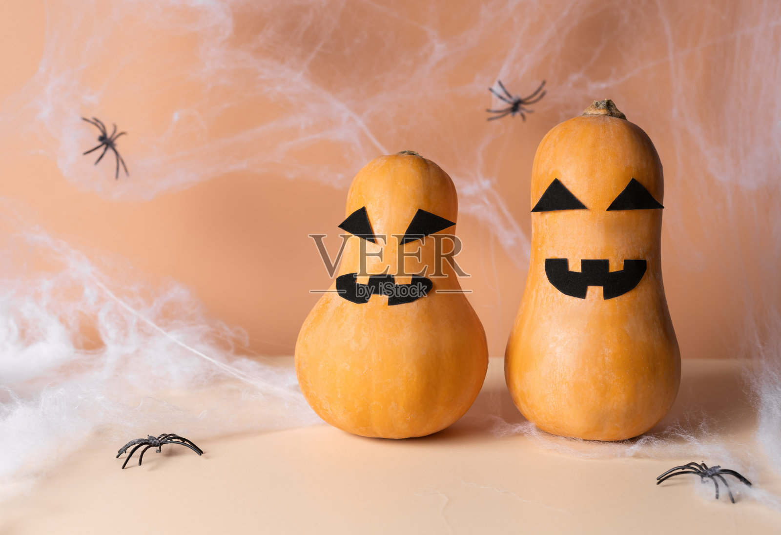 有蜘蛛网和蜘蛛的万圣节南瓜照片摄影图片