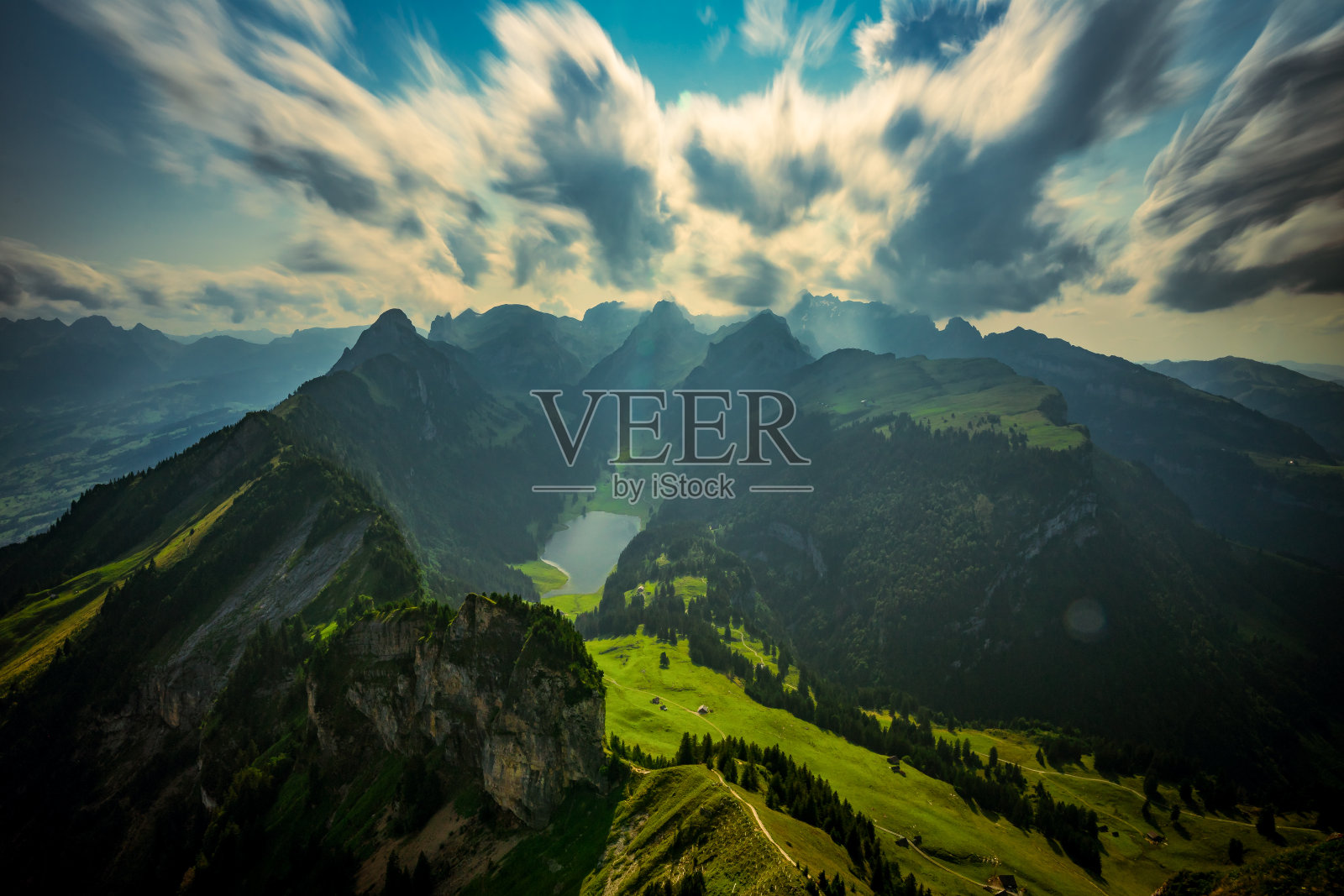 瑞士,阿彭策尔,2021年6月:从Hoher Kasten山观看Sämtisersee照片摄影图片