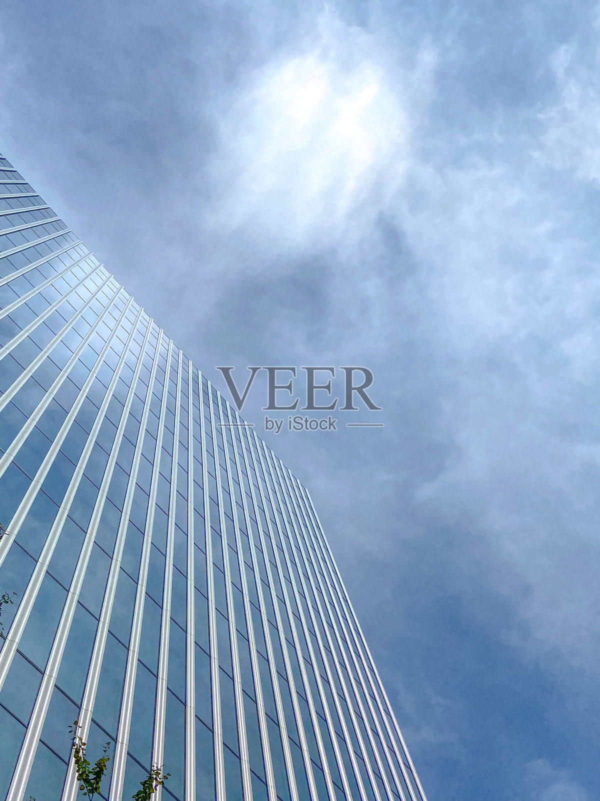 城市景观高耸的办公楼与上升的云照片摄影图片