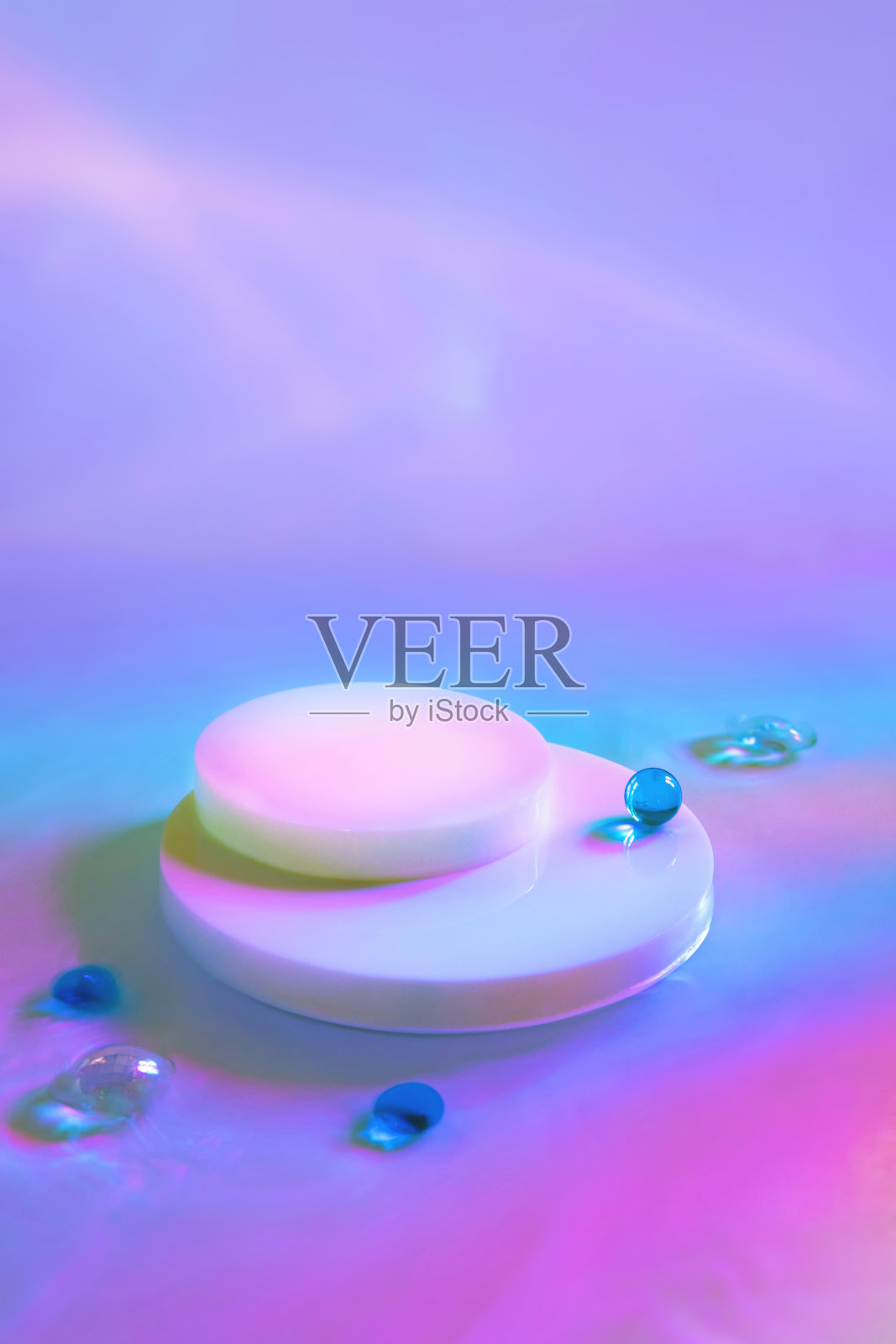 空场景与圆筒讲台上的全息背景照片摄影图片