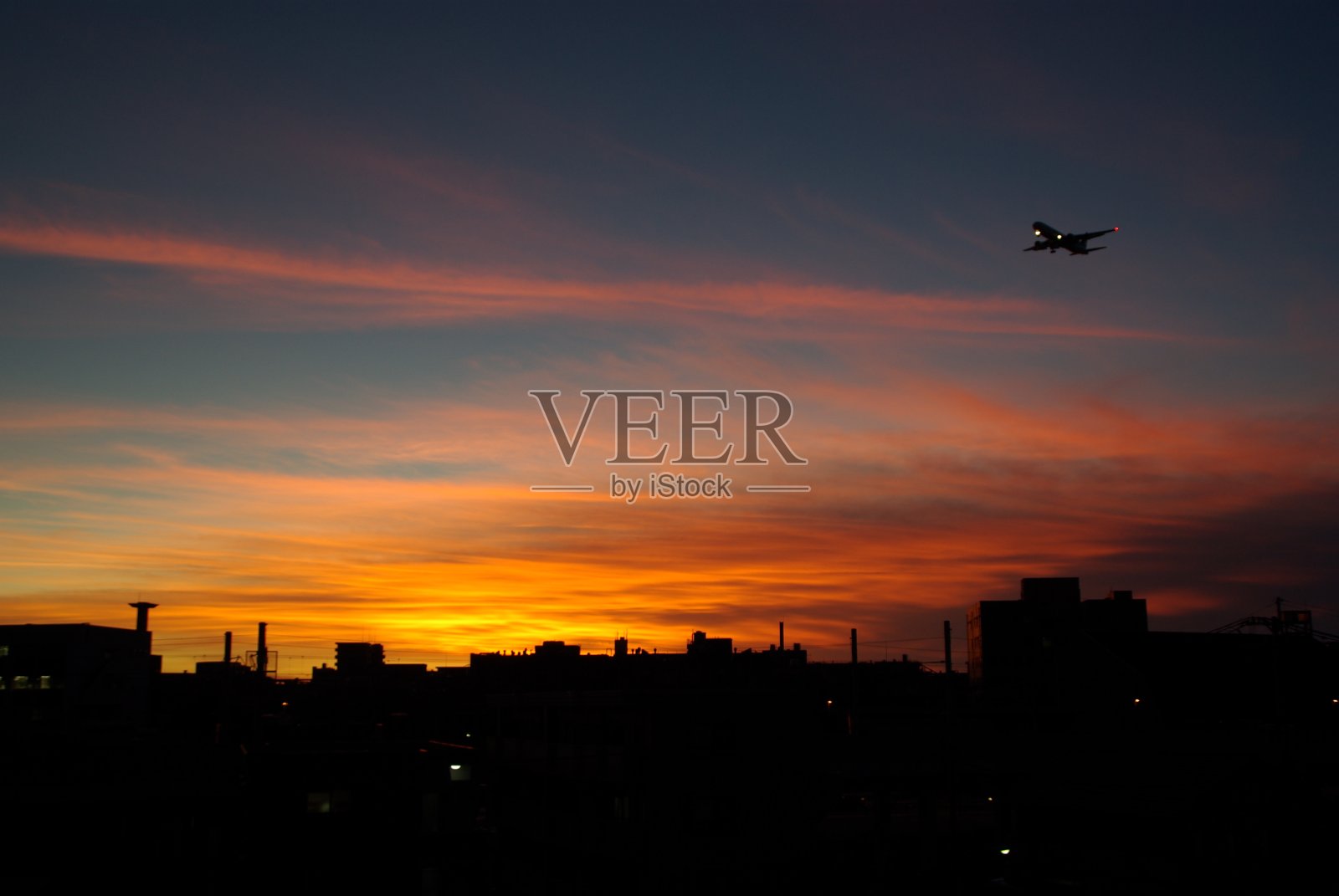 夕阳西下的天空衬托出建筑物的轮廓照片摄影图片