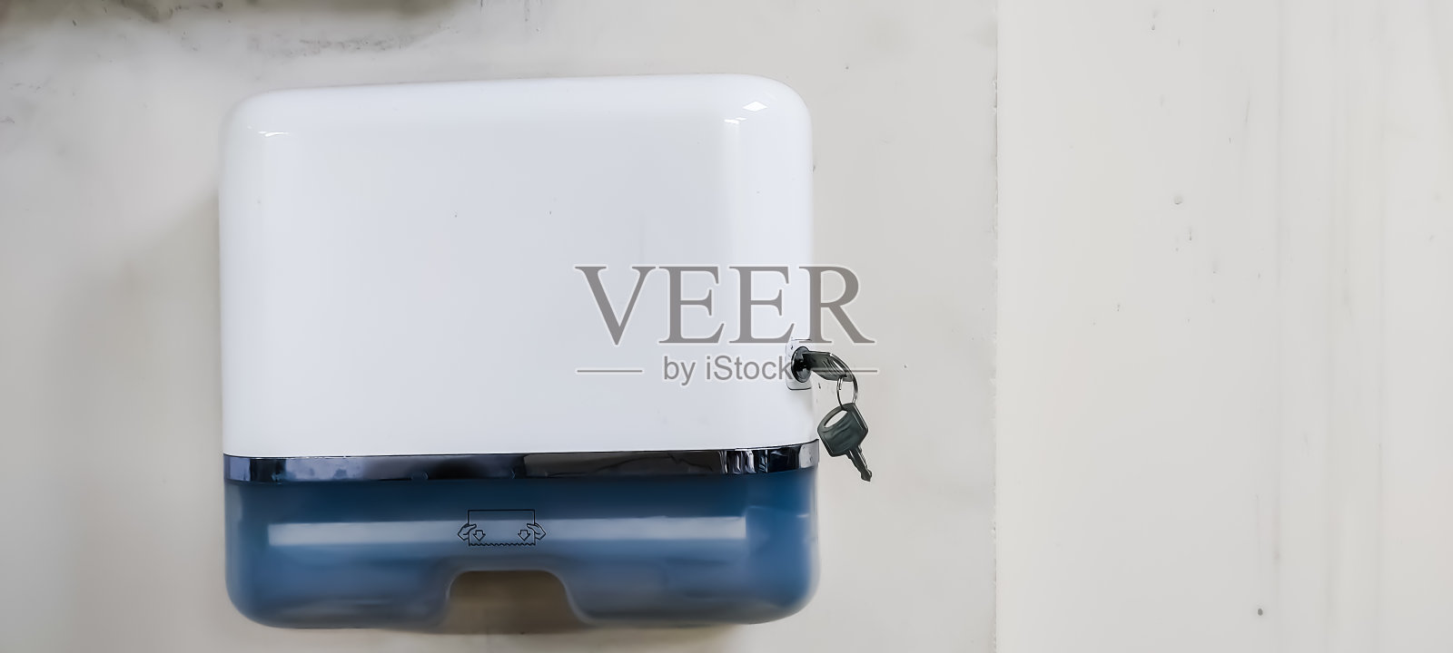 纸巾盒被隔离在墙上。清洗的概念。手组织毛巾。特写镜头。照片摄影图片