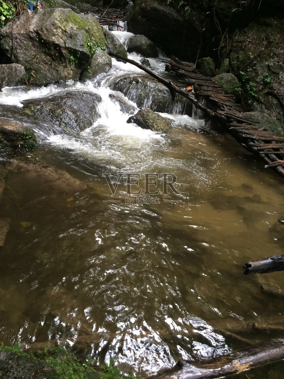 瀑布的背景是惊人的!照片摄影图片