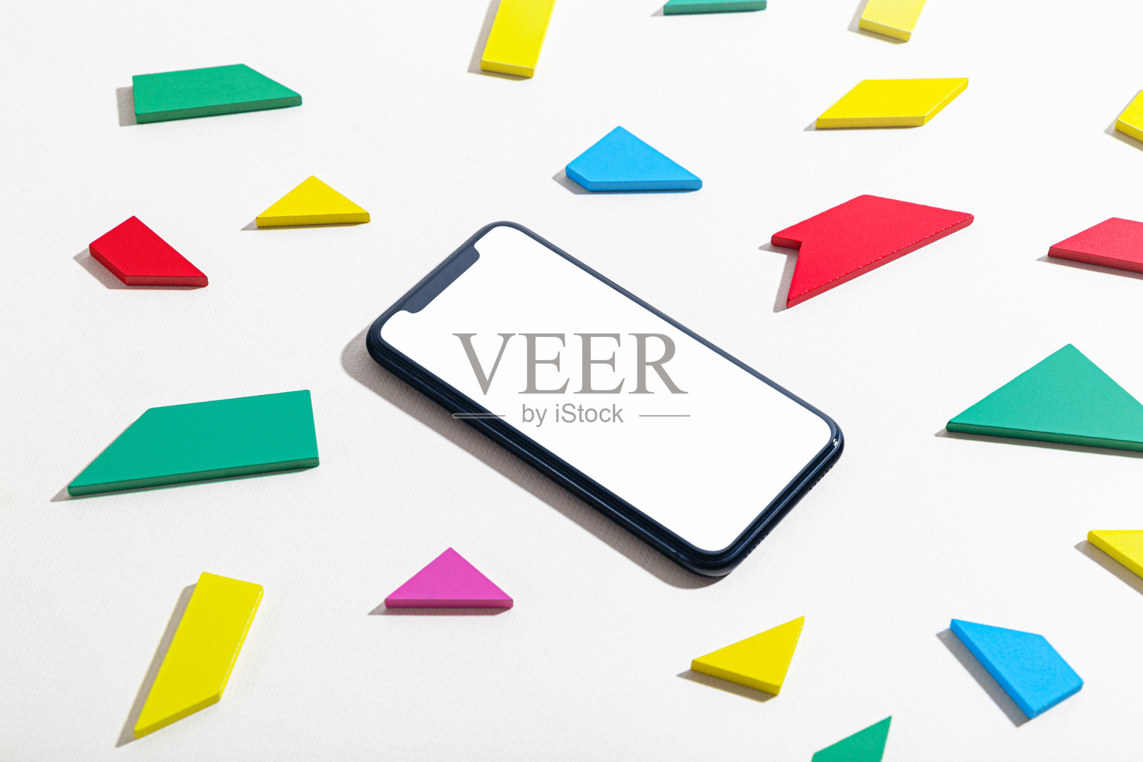 现代智能手机,空屏幕,明亮的背景和彩色数字照片摄影图片