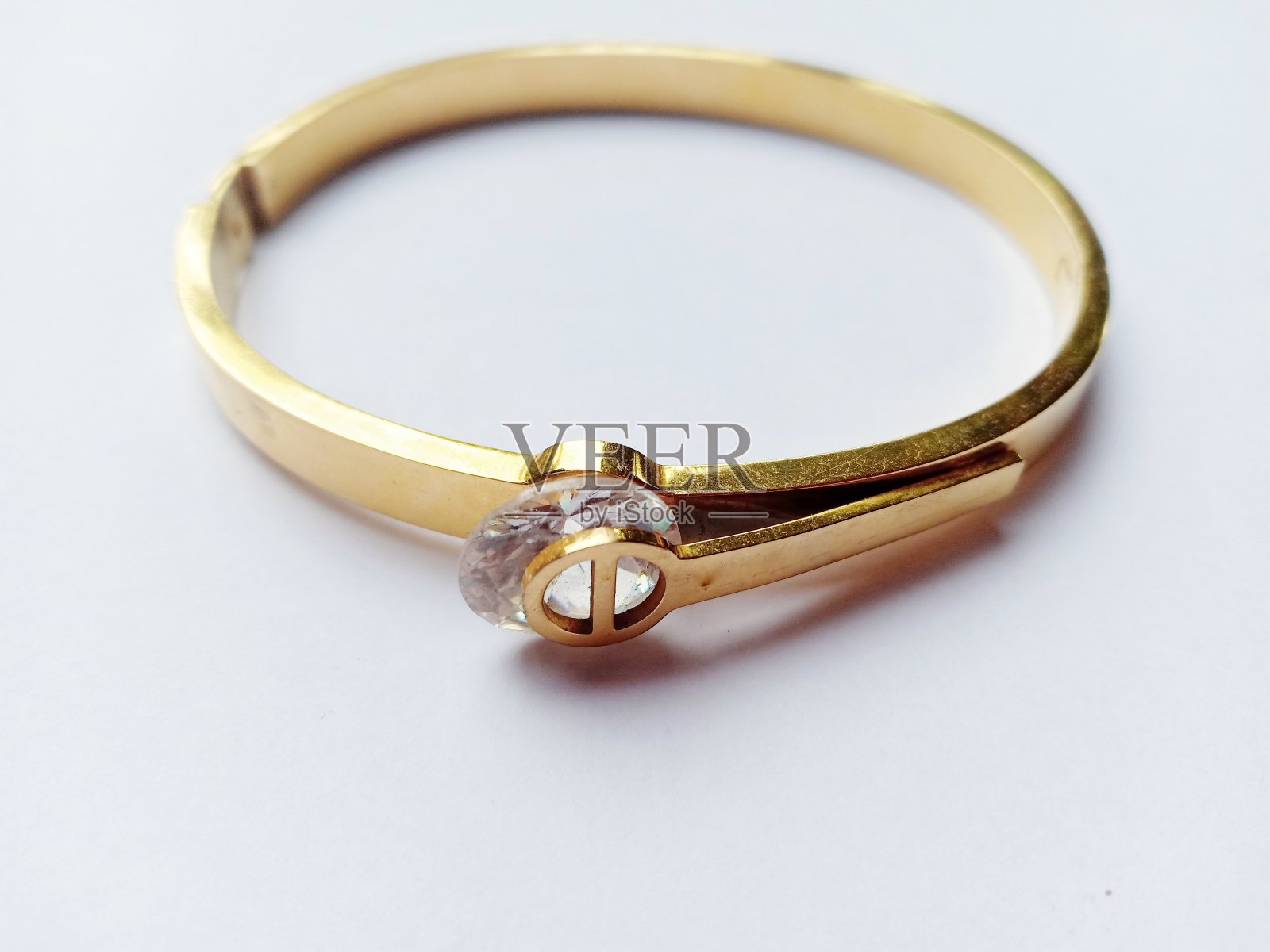 白色背景上的仿金手镯照片摄影图片