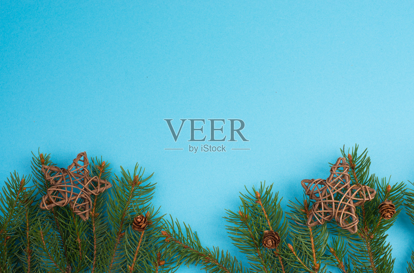 圣诞节的背景与树枝冷杉,空拷贝空间,蓝色的背景照片摄影图片