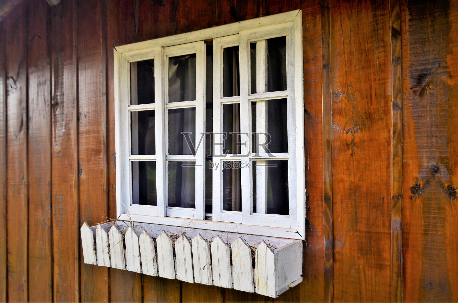 田野里木屋的白色窗户照片摄影图片