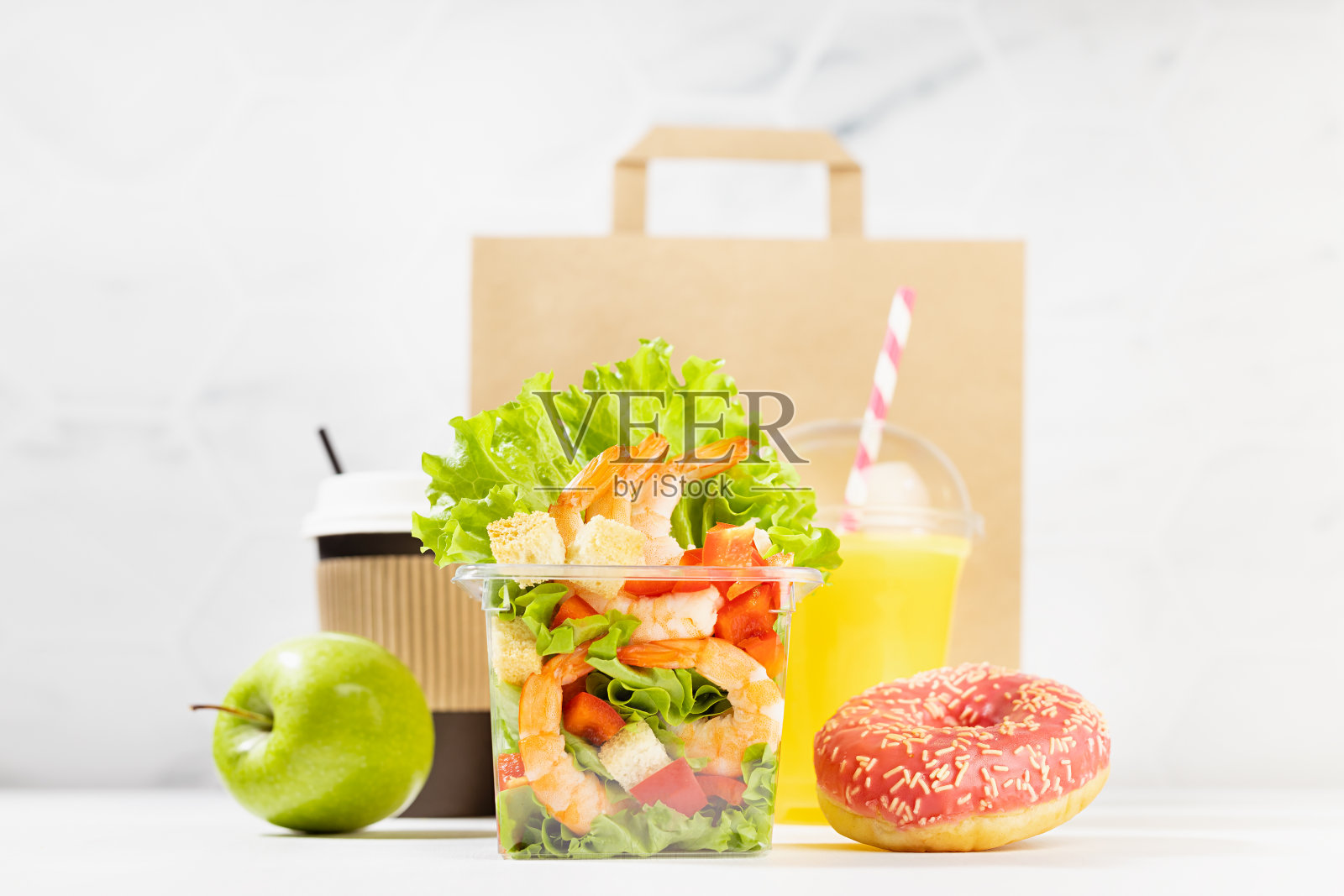 健康的日常饮食计划-橙汁套装,塑料盒虾仁热带沙拉,粉色甜甜圈,白色内包装。餐厅外卖、外卖服务的广告。照片摄影图片