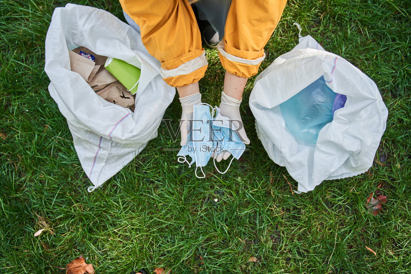 妇女在森林里收集垃圾和另一种垃圾,同时帮助我们的环境照片摄影图片