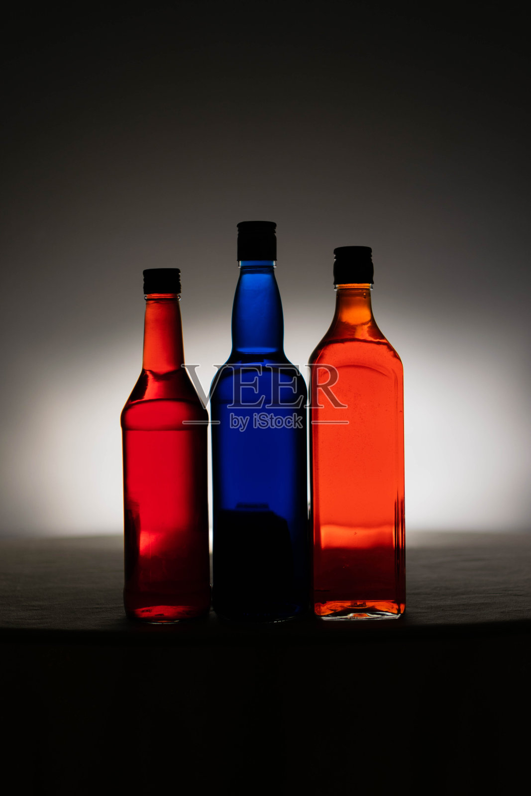 瓶中液体颜色的高清库存照片,各种背景,玩光和颜色,灯光效果,彩色照片。用作背景、广告、装饰或墙纸。照片摄影图片