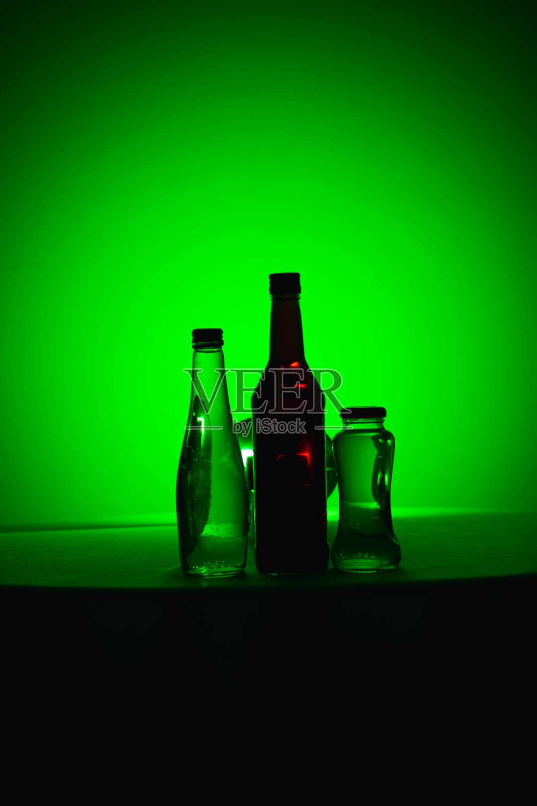 瓶中液体颜色的高清库存照片,各种背景,玩光和颜色,灯光效果,彩色照片。用作背景、广告、装饰或墙纸。照片摄影图片