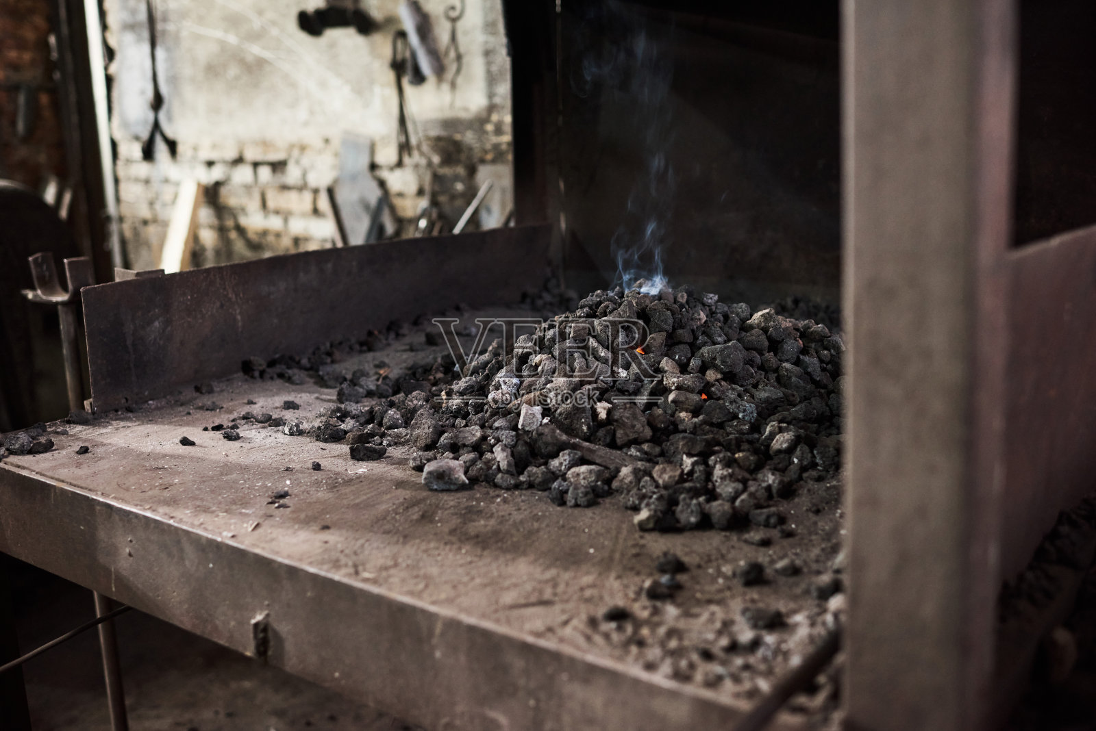 工厂里炉子里的煤照片摄影图片