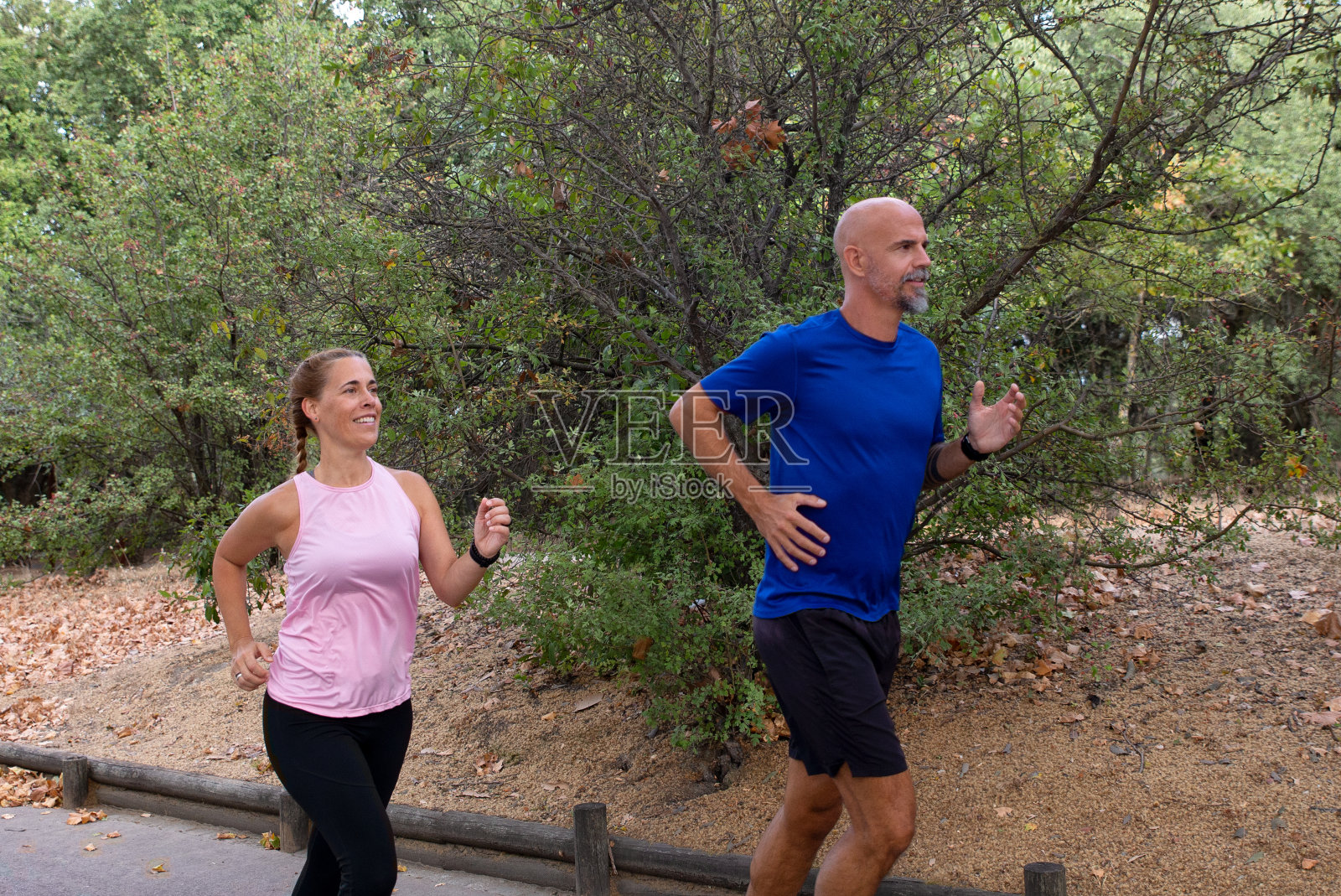 一对夫妇在公园里跑步照片摄影图片