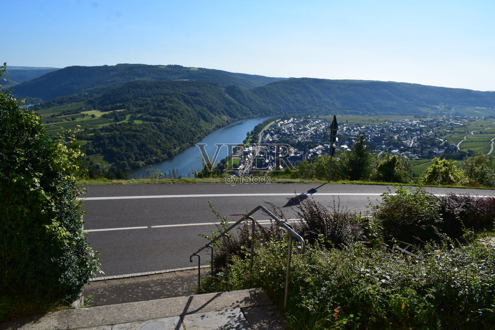 可以看到摩泽尔风景的道路照片摄影图片
