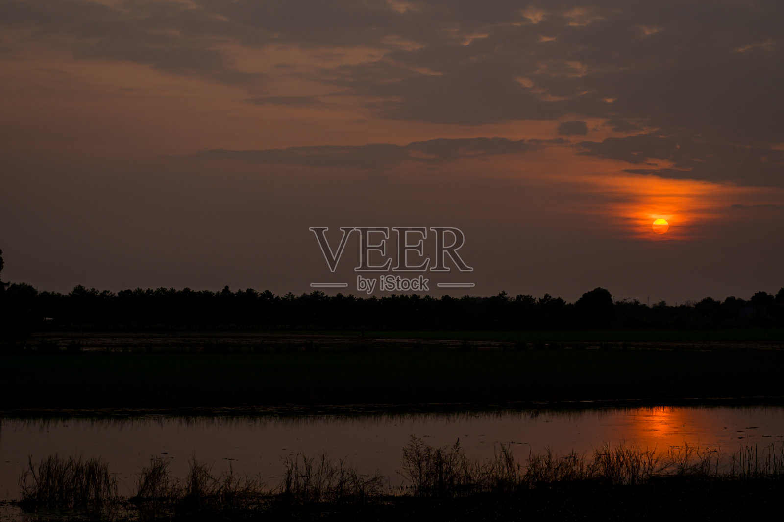 戏剧性的日落景观与黑暗的天空照片摄影图片