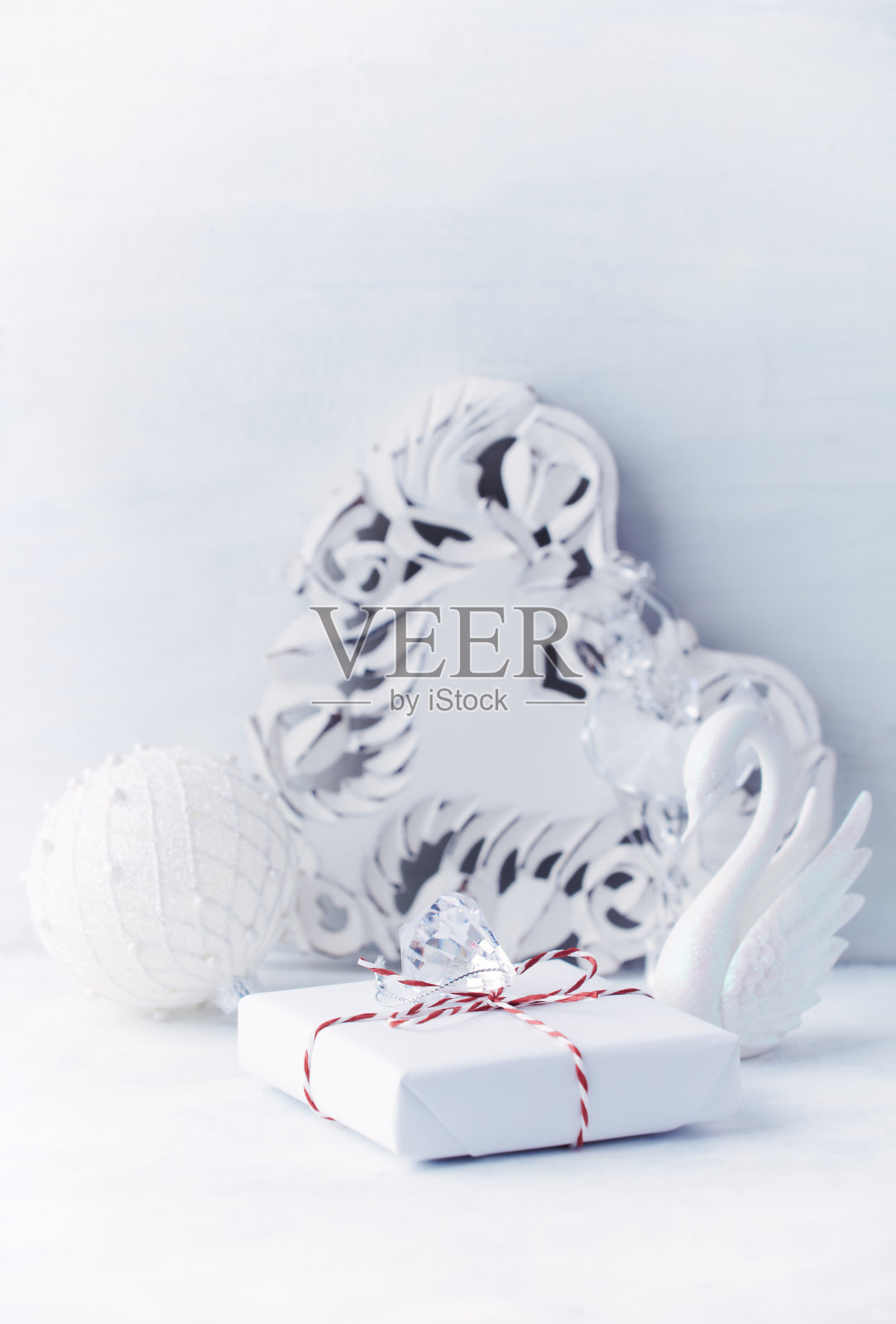 圣诞礼物在明亮的背景。关闭了。副本的空间。照片摄影图片