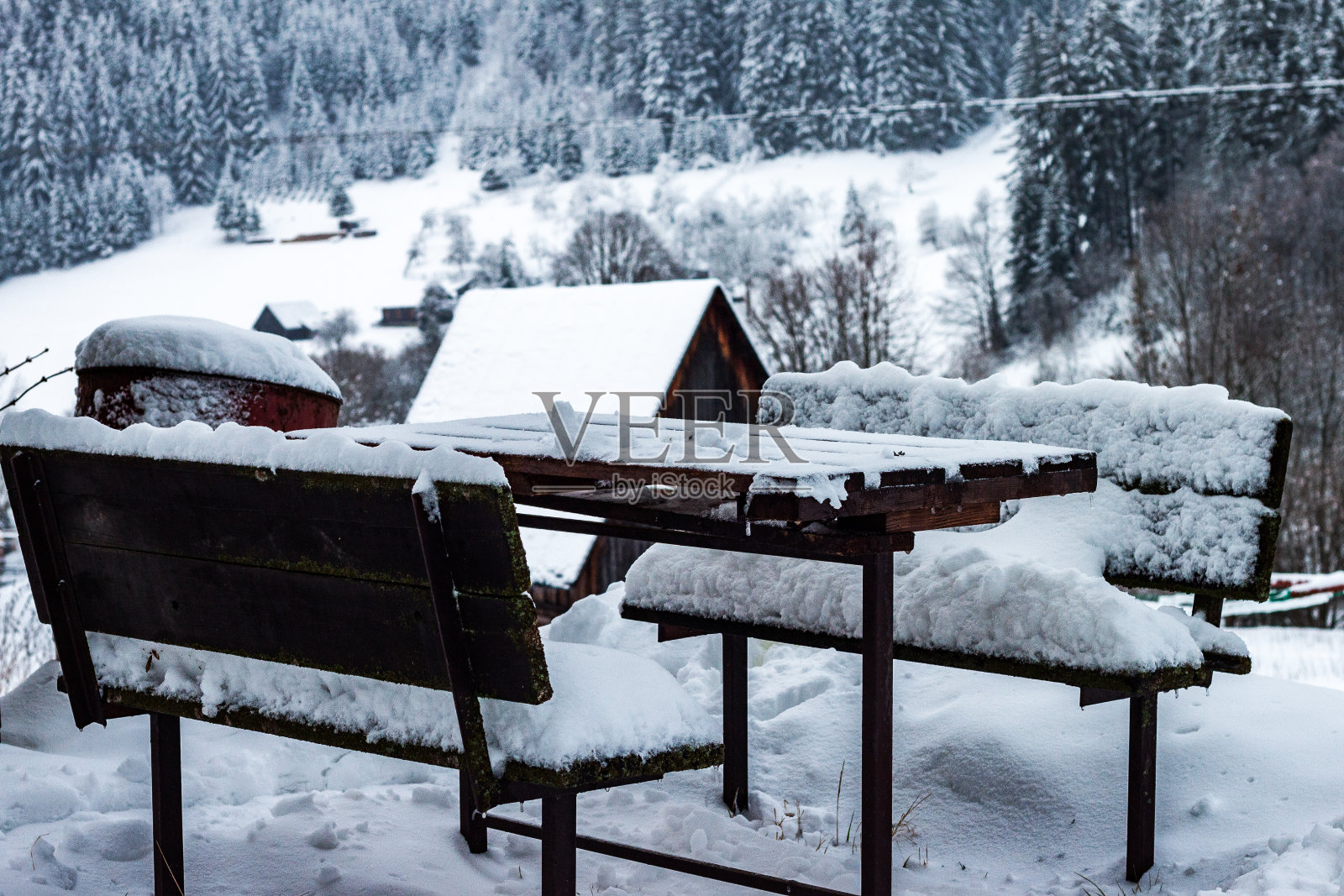雪地里的户外餐桌照片摄影图片