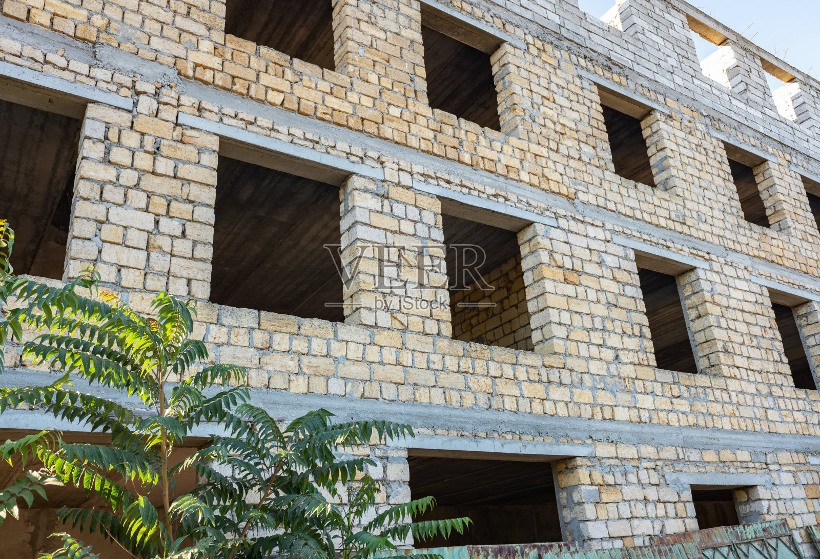 用贝壳石建造的未完工的房子照片摄影图片