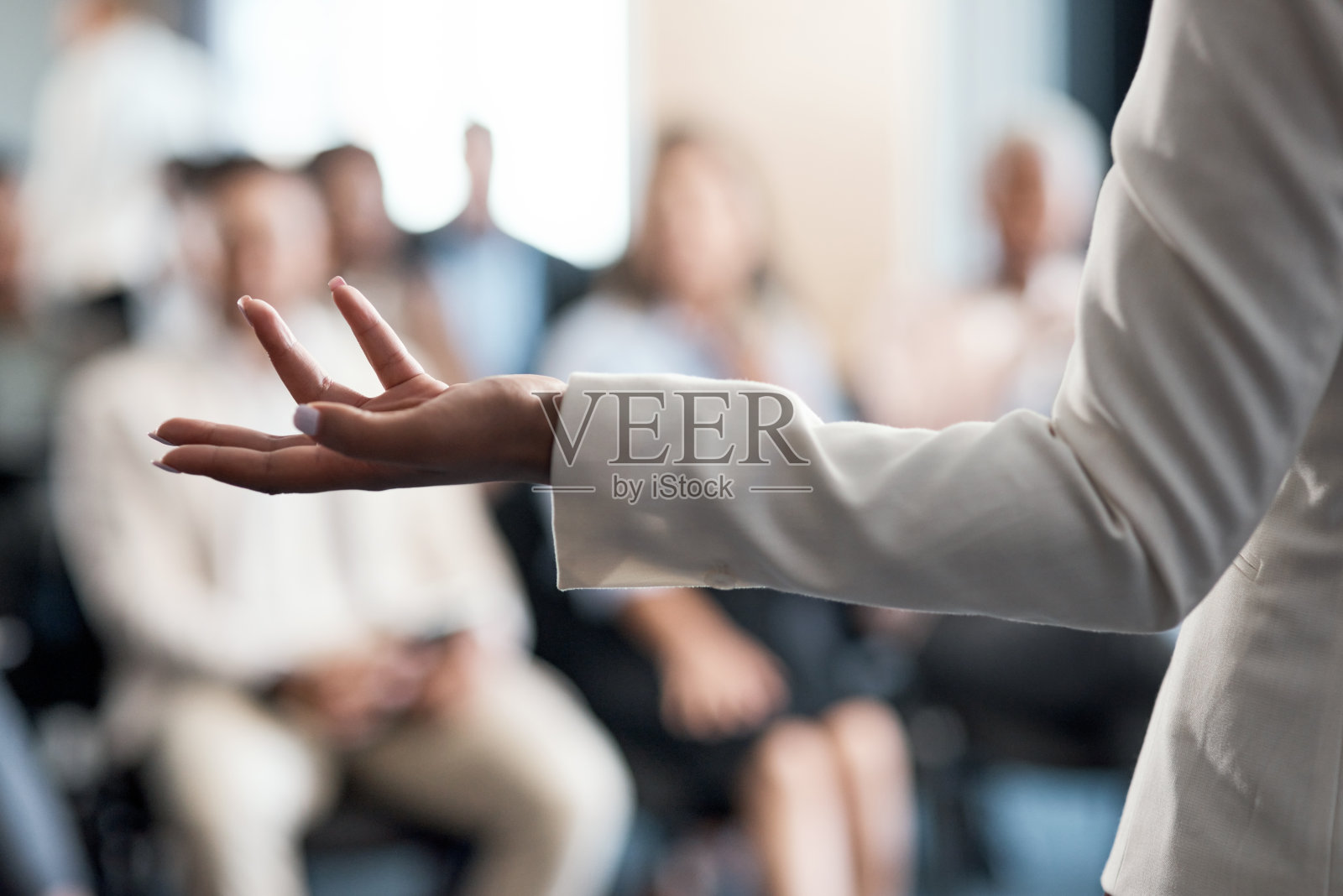 一个不知名的女商人在会议上发言照片摄影图片