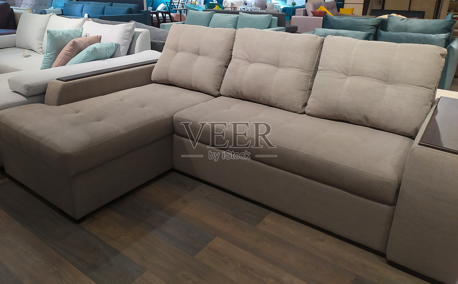 漂亮时尚的大皮革米色沙发。家具陈列室的沙发。销售沙发。照片摄影图片