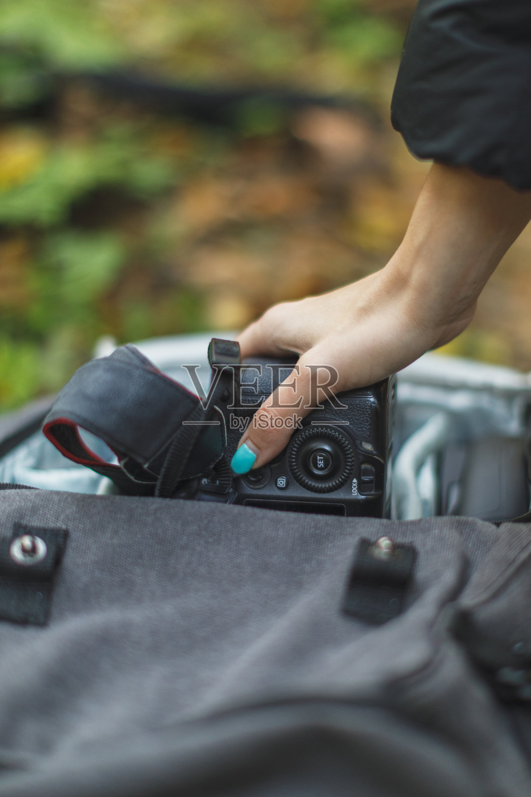 女手拿DLSR相机从包与镜头照片摄影图片