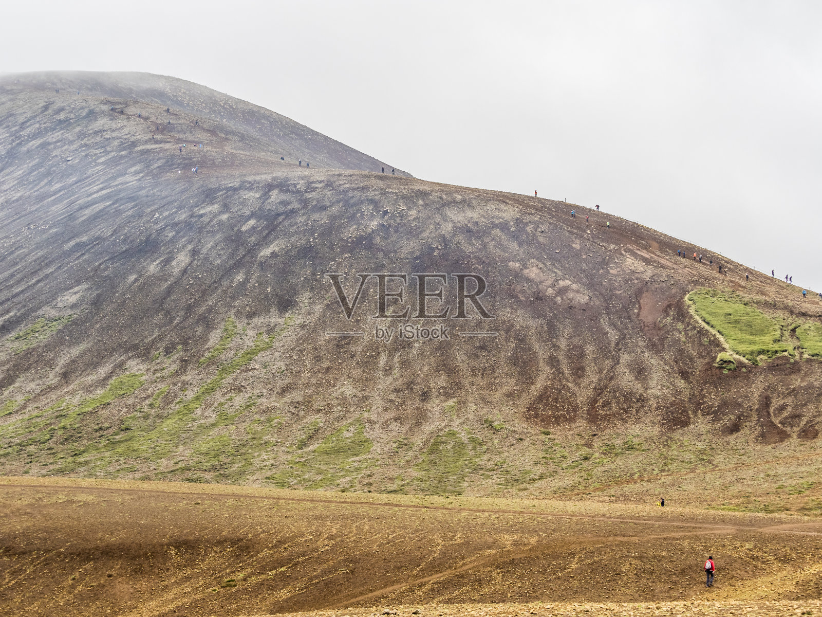 人们徒步去观看冰岛fagradalsjall火山的喷发照片摄影图片