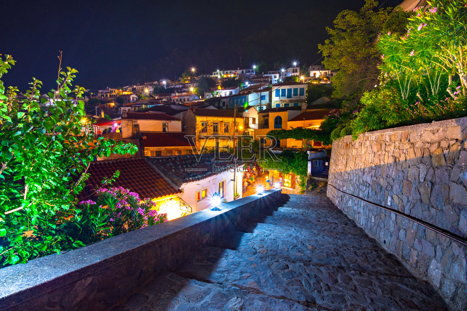 乔拉是一个传统的中世纪村庄,也是希腊萨莫斯拉克岛的首府照片摄影图片