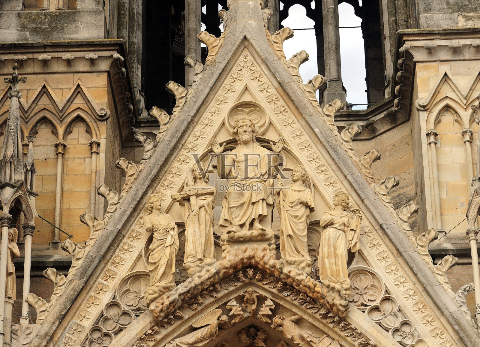 装饰在美丽的罗马圣雷米大教堂入口照片摄影图片