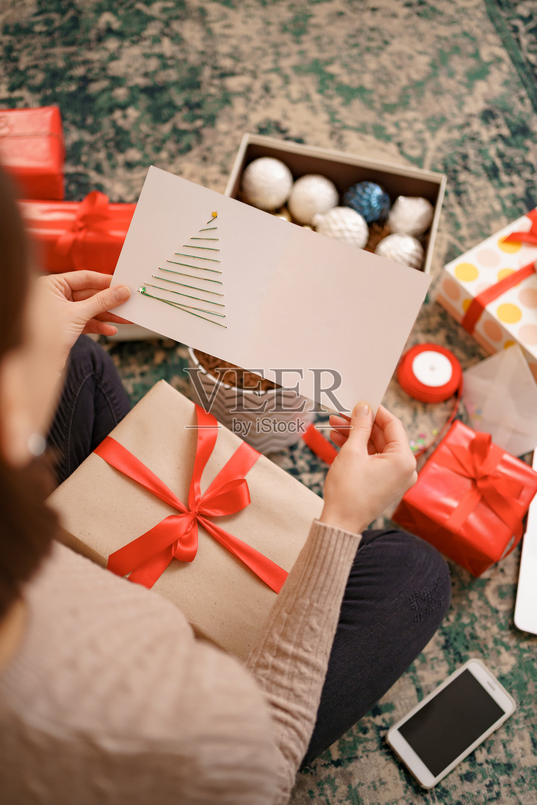 可爱的年轻女子正在读圣诞贺卡照片摄影图片