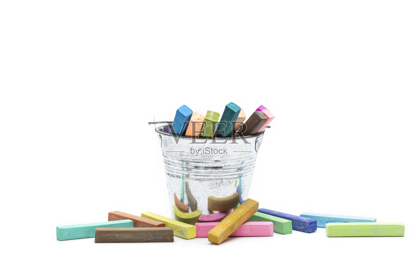 方形彩色粉彩粉笔被放置在一个锡罐中,并在白色背景上。照片摄影图片