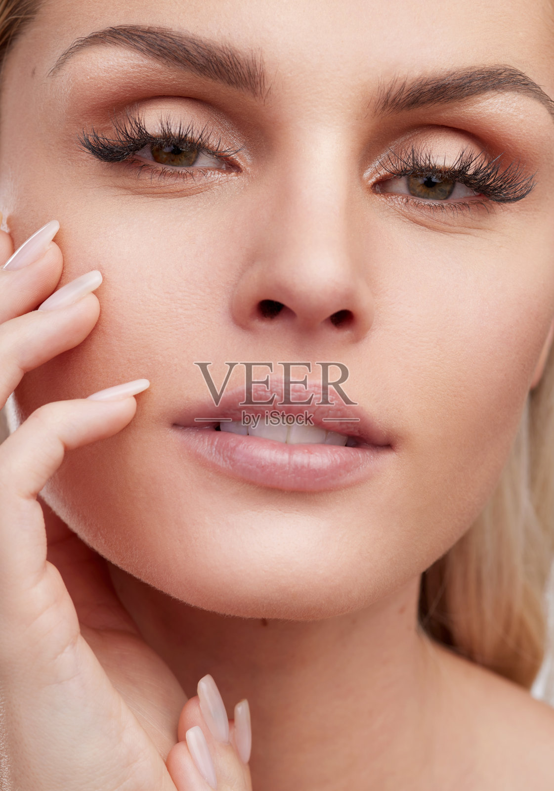 摄影棚拍摄了一个美丽的年轻女子在白色背景下摆姿势照片摄影图片