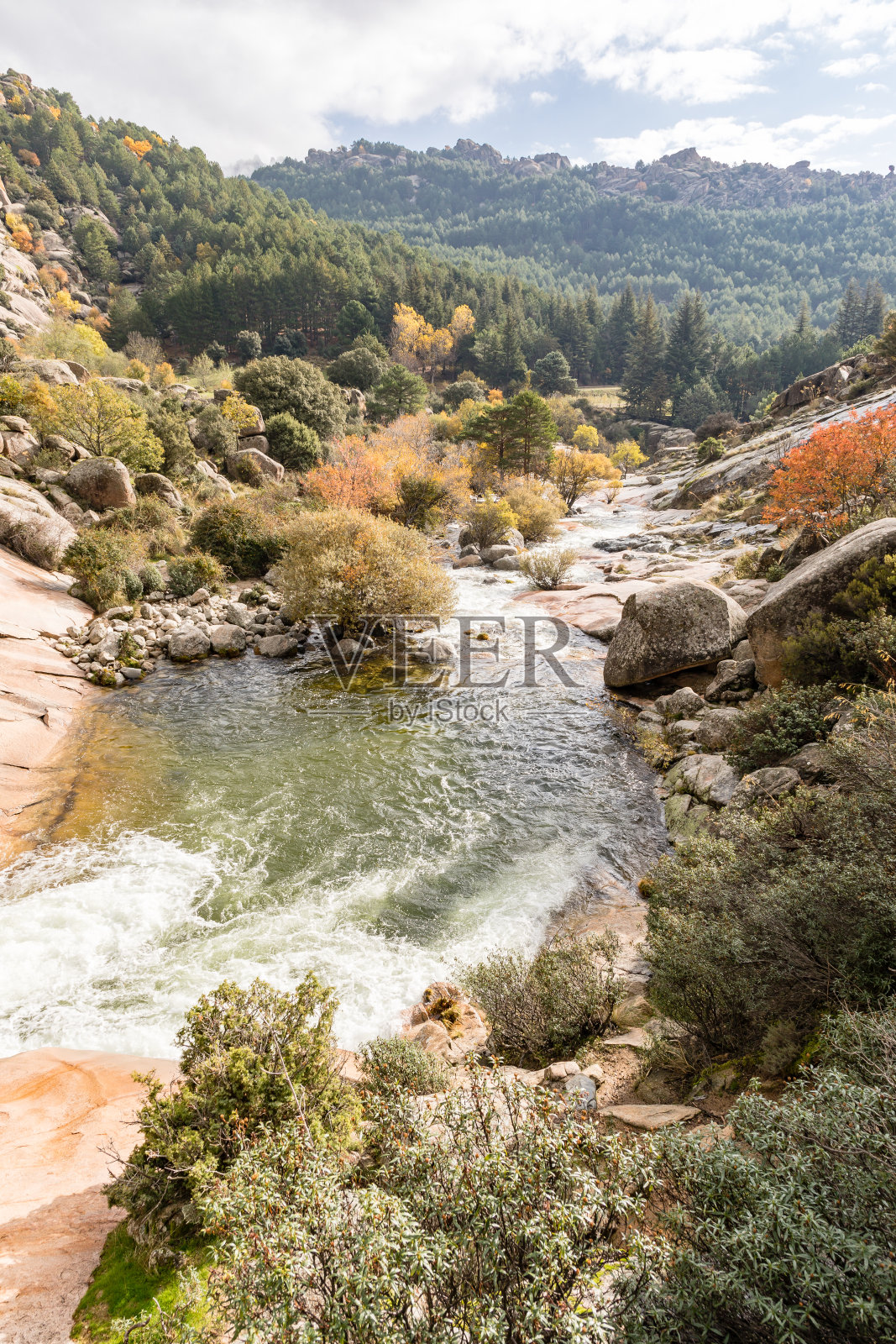 山河在秋天在马德里山区瓜达拉马地区被称为La Pedriza照片摄影图片
