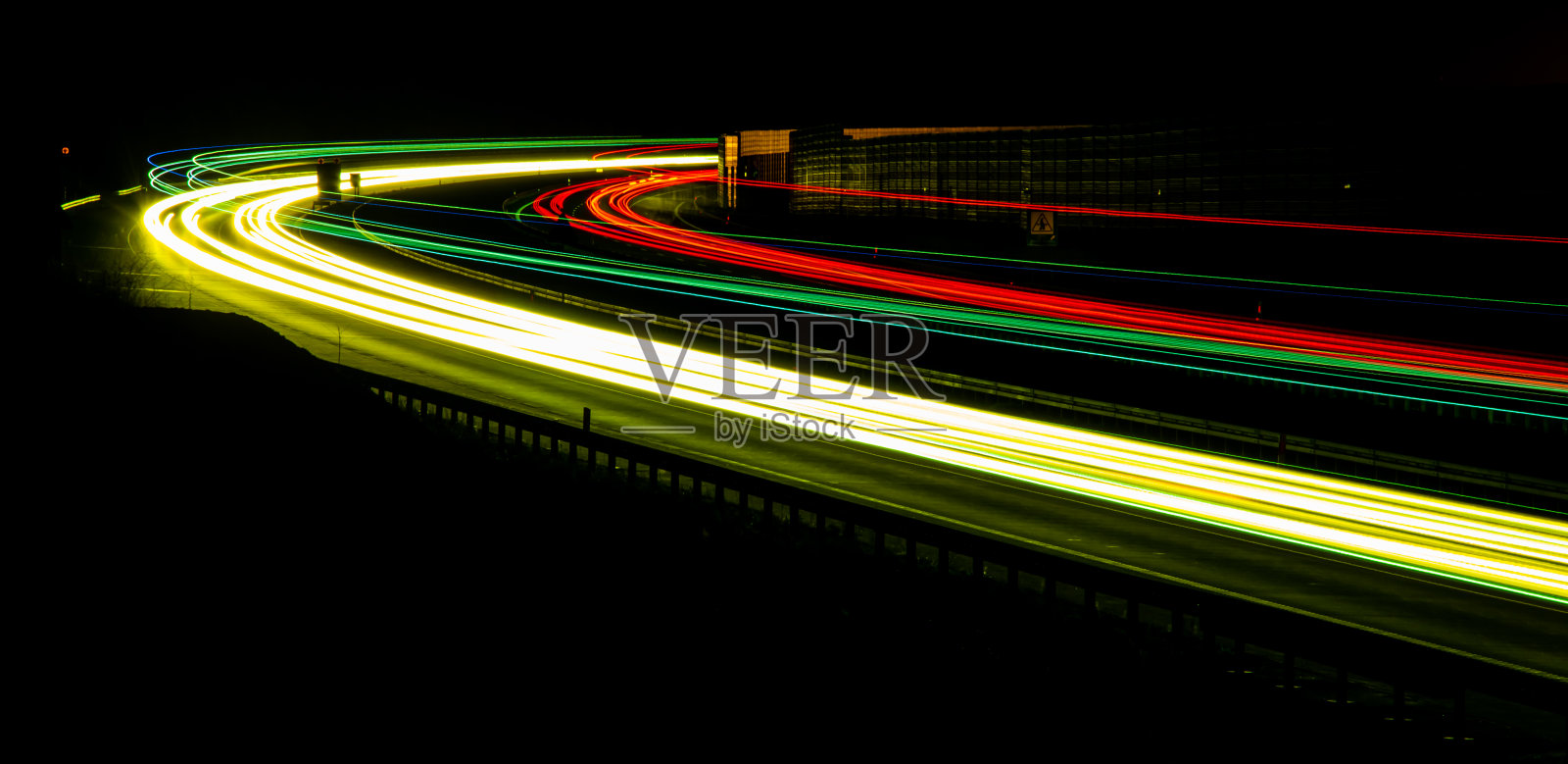 夜灯。夜间行驶的汽车的灯光。长时间曝光红色,蓝色,绿色照片摄影图片