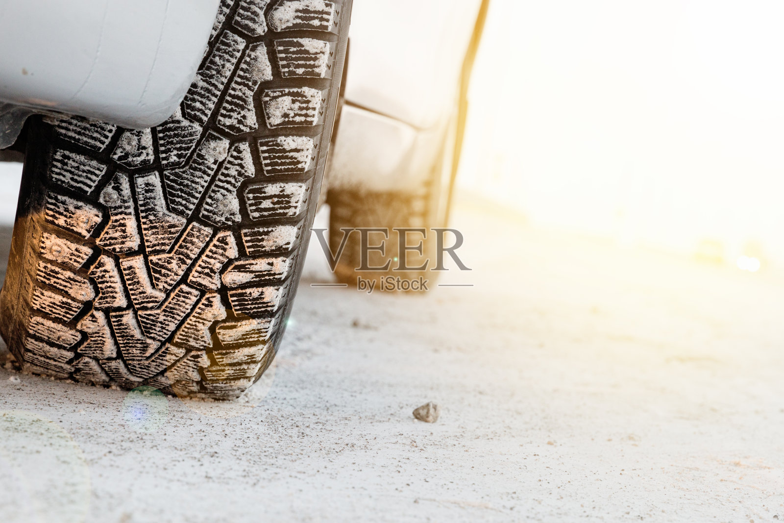 汽车轮胎在冬天的路上照片摄影图片